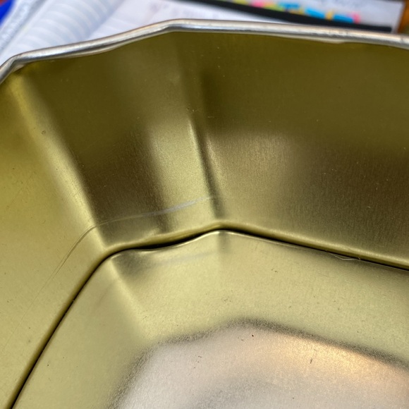 Vintage Meister scalloped tea tin-powder tin – Brazilian tea biscuit container - Picture 13 of 13